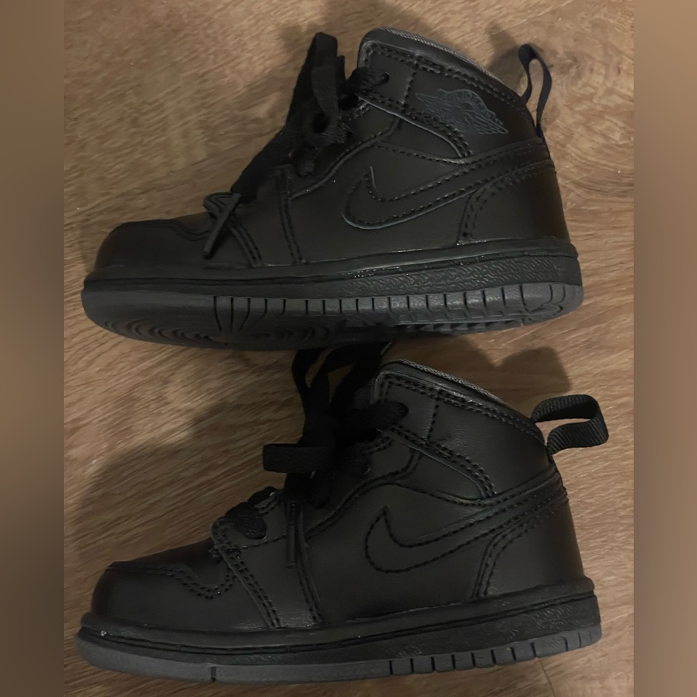 Nike ‘Black out’ Jordan 1 SE size 5C - Picture 7 of 9